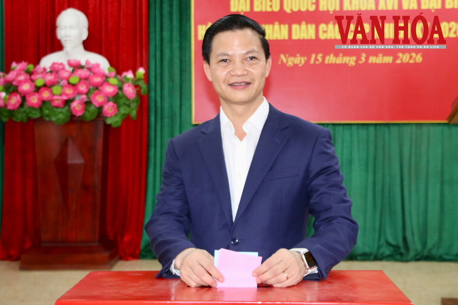 Chủ tịch UBND tỉnh Thái Nguyên Vương Quốc Tuấn bỏ phiếu sau khi hoàn tất các bước theo quy định