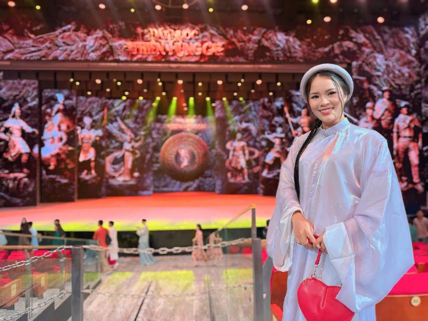 Khoảnh khắc lá cờ đỏ sao vàng được kéo lên ở cuối show diễn trở thành điểm nhấn gây xúc động cho Hoa hậu Ngọc Thanh và khán giả. Ảnh: Vinpearl.