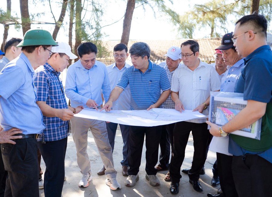 Chủ tịch UBND TP. Huế khảo sát khu vực ven biển qua phường Thuận An