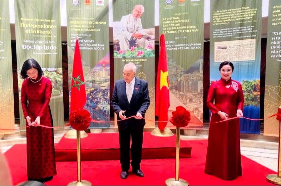 Các đại biểu cắt băng khai mạc
