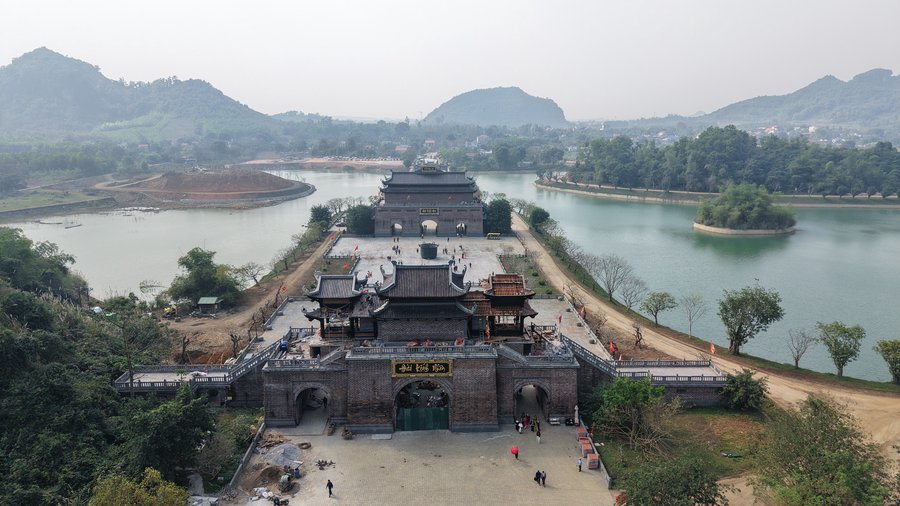 Đàn Kính Thiên nằm ngay cạnh chùa Bái Đính, thuộc phường Tây Hoa Lư (tỉnh Ninh Bình) là một không gian kiến trúc tâm linh được tổ chức theo triết lí tam tài cổ phương Đông: Trời - Đất - Người. Cốt lõi của triết lí này là con người giữ vai trò trung tâm, là cầu nối để vũ trụ vận hành hài hoà