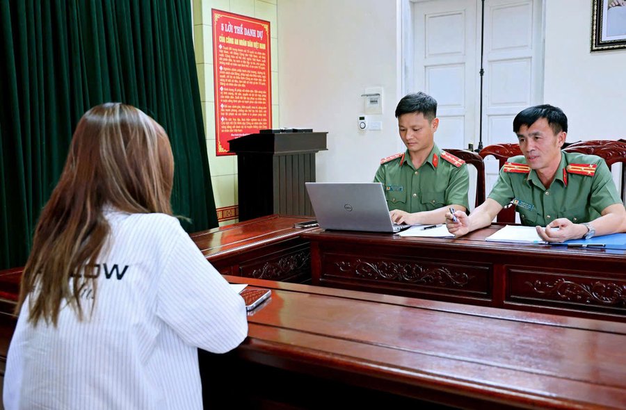Công an tỉnh Ninh Bình làm việc với L.Q.A về hành vi đăng tải thông tin sai sự thật. Ảnh: Công an tỉnh Ninh Bình
