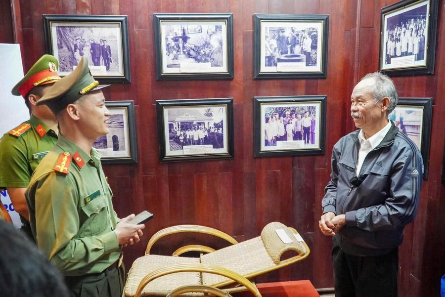 Bác Phạm Hồng Thái – cháu của cố Thủ tướng Phạm Văn Đồng đang trò chuyện cùng thanh niên Quảng Ngãi