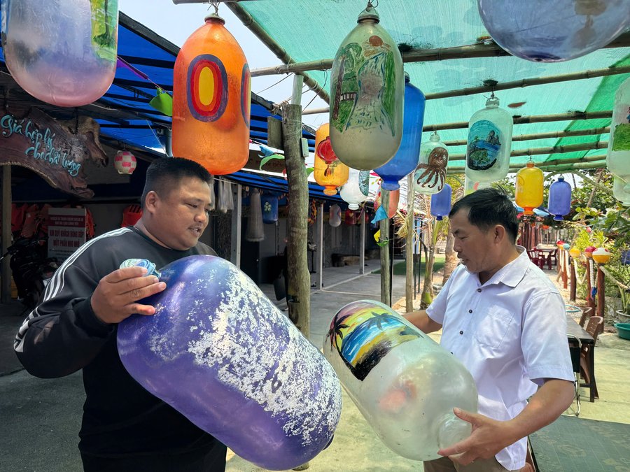 Những chiếc phao tái chế đầy sắc màu tại Gành Yến trở thành điểm check-in độc đáo của du khách