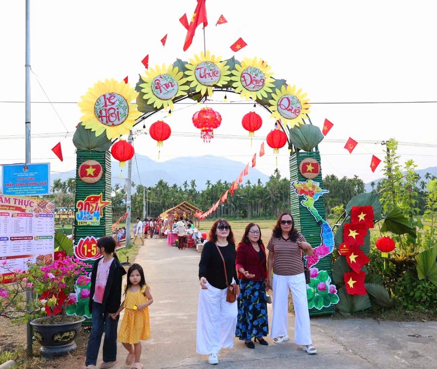 Dòng người tấp nập đổ về cánh đồng Bà Đành tham dự lễ hội