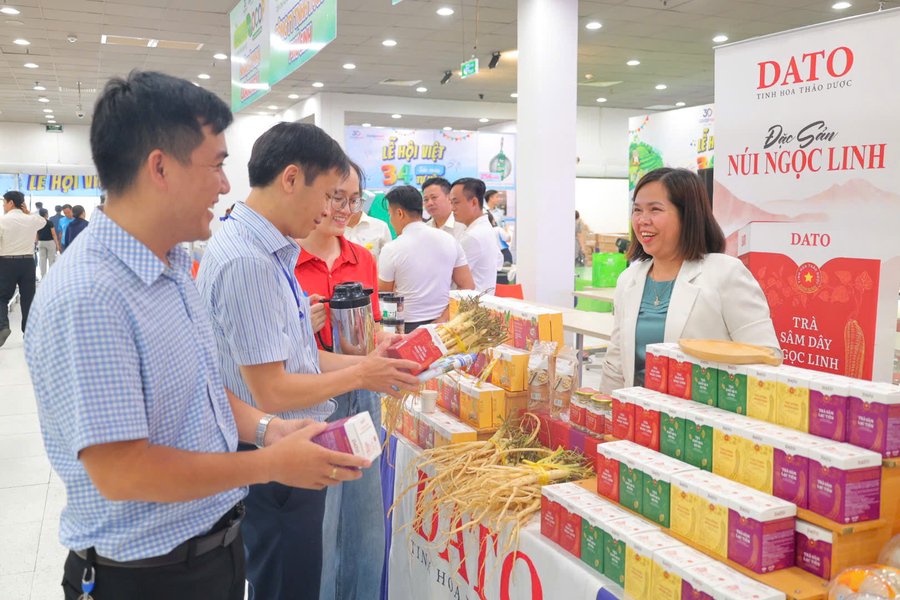 Không gian trưng bày sản phẩm OCOP tại Siêu thị Co.opmart Quảng Ngãi, kết nối đặc sản địa phương với người tiêu dùng