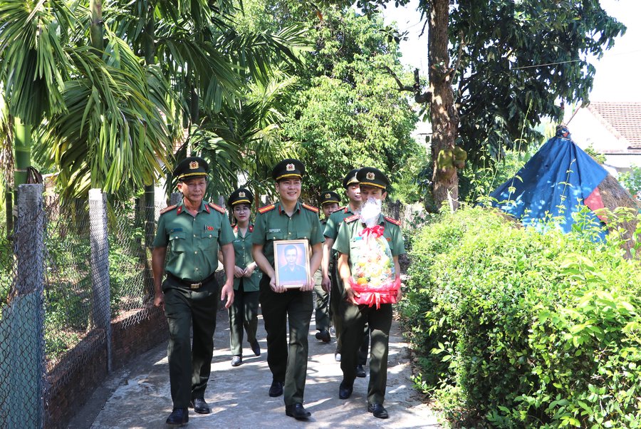 Mô hình “Bức ảnh tri ân” góp phần lan tỏa đạo lý “Uống nước nhớ nguồn”