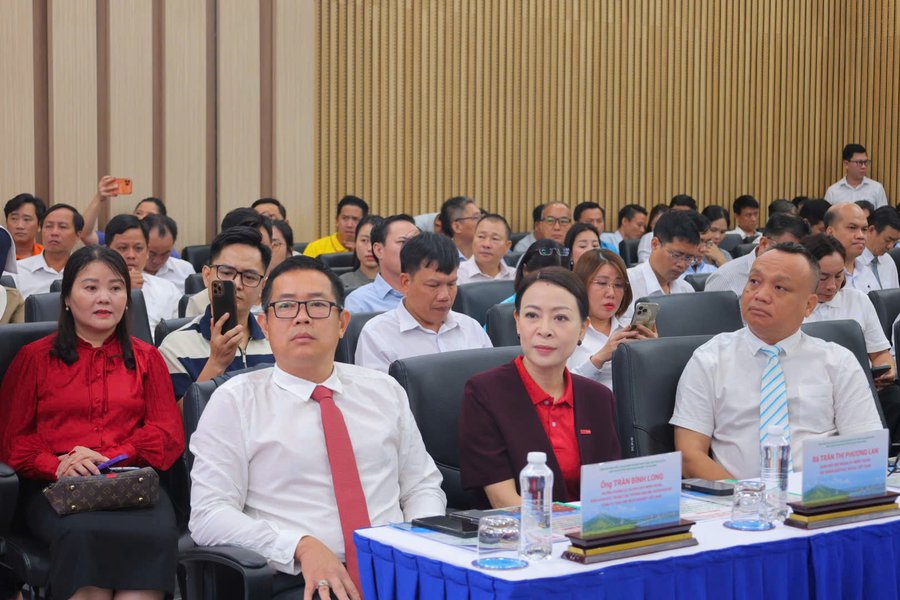 Các đại biểu tham dự Diễn đàn “Từ giá trị bản địa đến chuỗi giá trị liên vùng” tại Quảng Ngãi