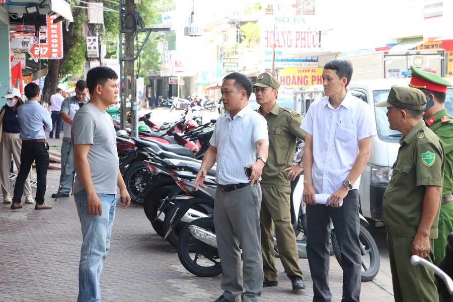Lực lượng chức năng phường Nghĩa Lộ ra quân lập lại trật tự đô thị trên tuyến đường Quang Trung