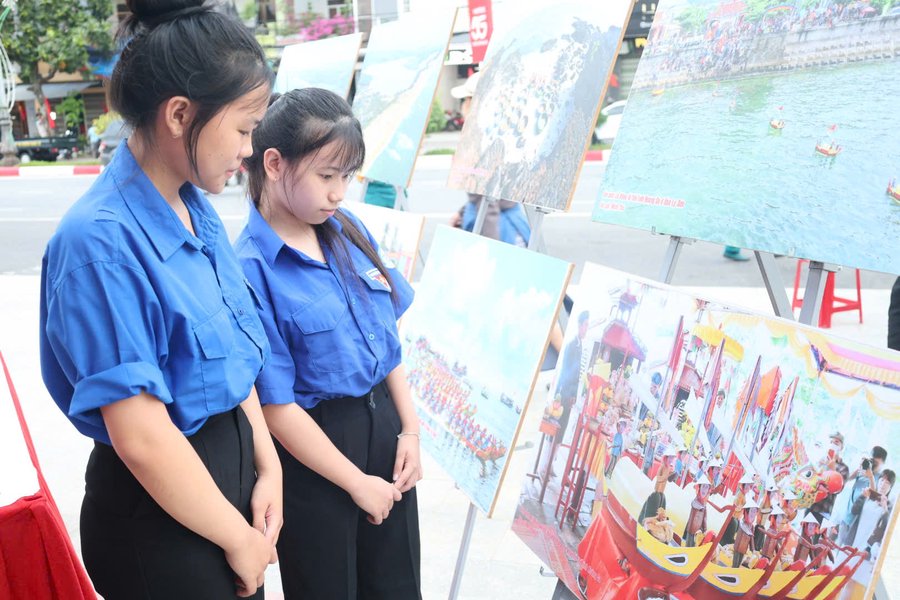 Trưng bày thu hút đông đảo đoàn viên, thanh niên đến tham quan, tìm hiểu