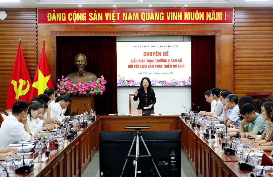 Uỷ viên Ban Chấp hành Trung ương Đảng, Bộ trưởng Bộ VHTTDL Lâm Thị Phương Thanh chủ trì buổi làm việc về Chuyên đề giải pháp tăng trưởng hai con số đối với kịch bản phát triển du lịch vào sáng 5.6, tại Hà Nội