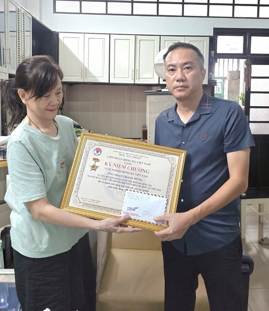 VFF trao Kỷ niệm chương “Vì sự nghiệp bóng đá Việt Nam” cho gia đình HLV Phan Thanh Hùng vào sáng 9.8