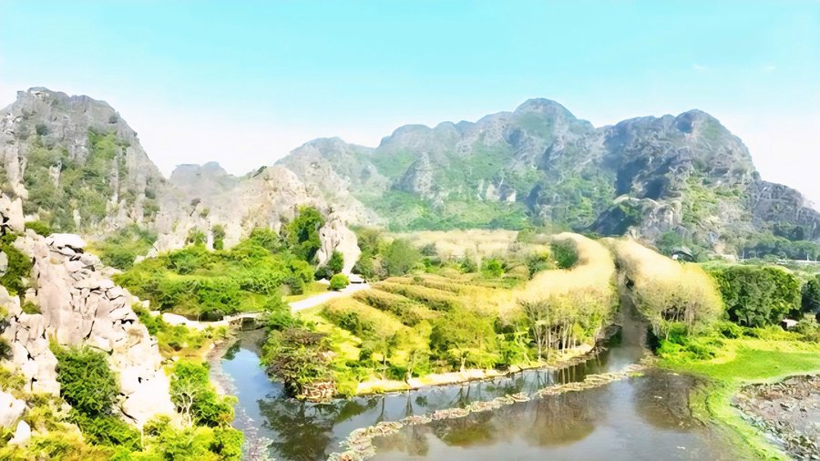 Quần thể danh thắng quốc gia Kim Sơn với dãy núi đá vôi hùng vĩ, non nước hữu tình, được ví như “Tràng An thu nhỏ” của xứ Thanh