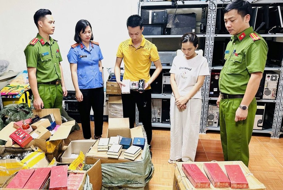 Các đối tượng Vũ Hồng Dương, Vũ Thị Yến Mai cùng tang vật là nước hoa giả bị lực lượng Công an thu giữ trong quá trình khám xét. Ảnh: Công an Thanh Hoá
