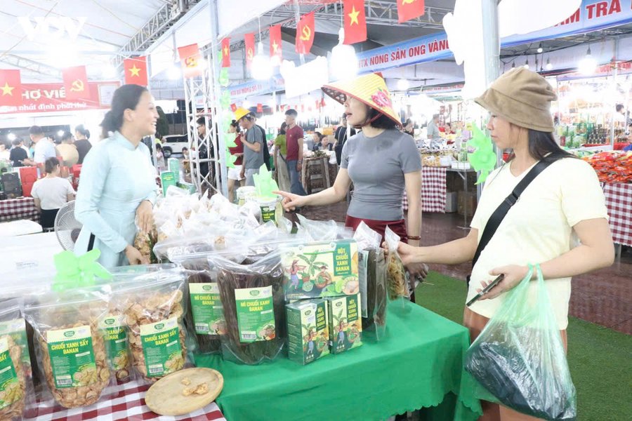 Phiên chợ quy tụ hơn 100 gian hàng đến từ nhiều tỉnh, thành phố