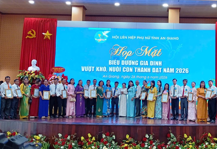 Ban Tổ chức trao biểu trưng và giấy biểu dương cho các gia đình