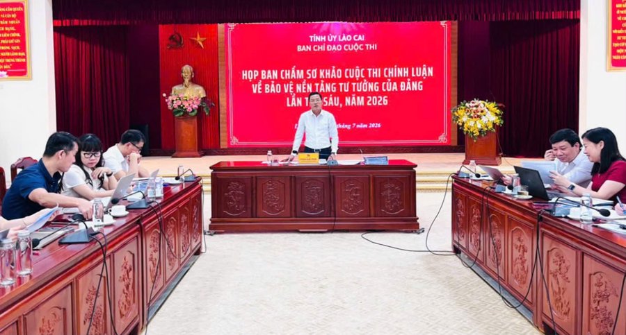 Ông Phùng Nam Trung, Phó Trưởng Ban Tuyên giáo và Dân vận Tỉnh ủy, Trưởng Ban chấm sơ khảo chủ trì cuộc họp