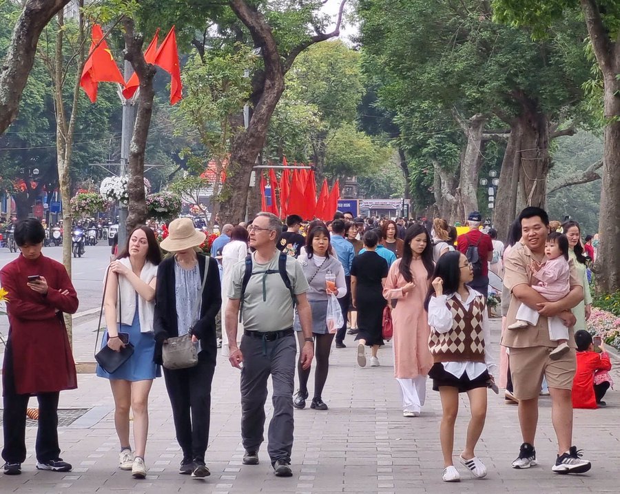 Xung quanh khu vực hồ Hoàn Kiếm, đông đảo người dân và du khách đổ về ngắm phố, ngắm hoa và tận hưởng không khí Tết của phố cổ Hà Nội