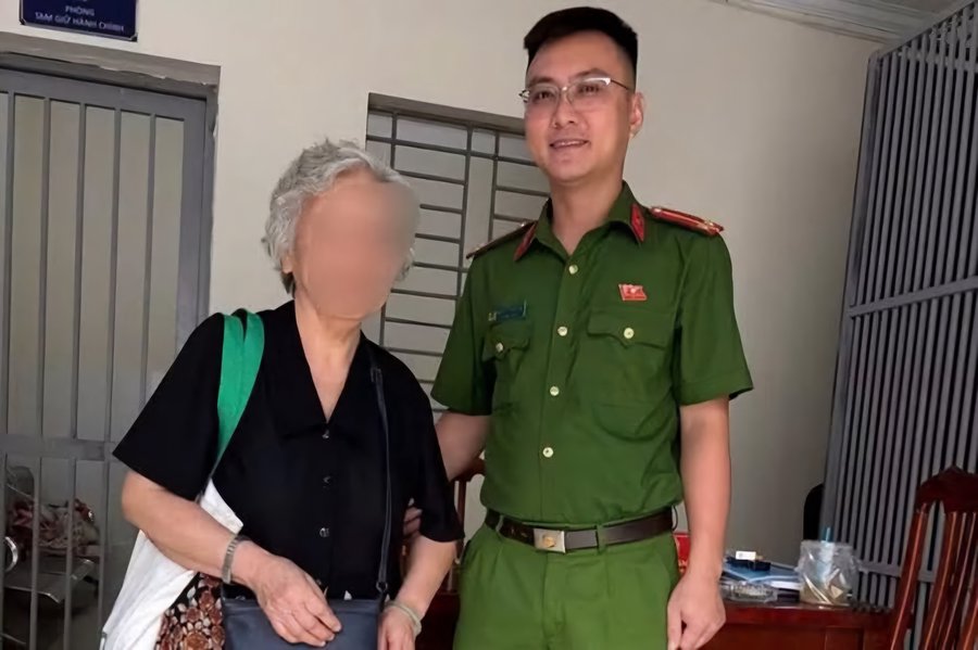 Công an kịp thời ngăn chặn cụ bà chuyển 600 triệu đồng cho đối tượng lừa đảo. Ảnh: Công an Hà Nội