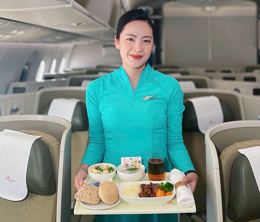 Thanh long Phú Hội, dưa lưới của Lâm Đồng được đưa vào phục vụ hành khách trên các chuyến bay