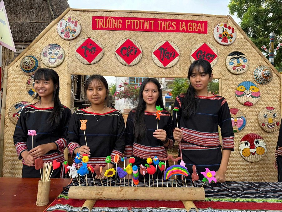 Gian hàng trưng bày, giới thiệu các sản phẩm truyền thống do các em học sinh thực hiện