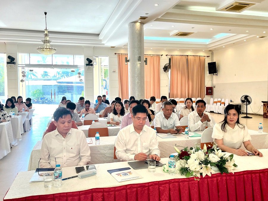 Các đại biểu tham dự lễ khai mạc