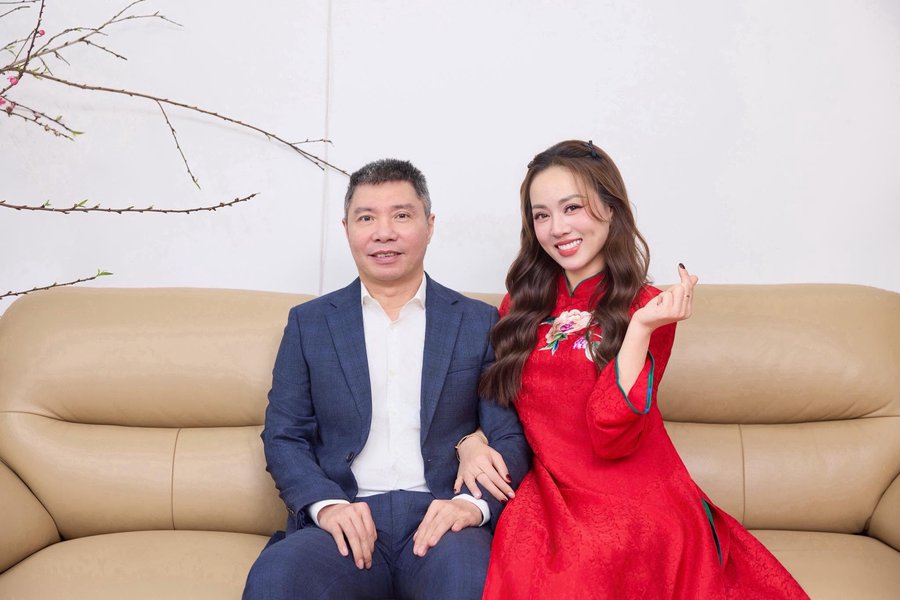 NSND Công Lý và người vợ kém anh 15 tuổi của anh. Ảnh: Facebook của nhân vật