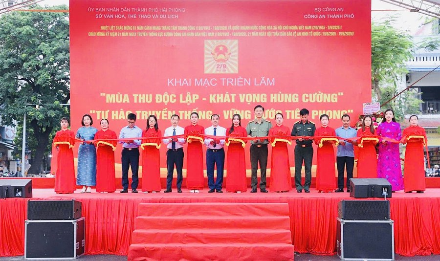 Phó Chủ tịch UBND TP. Hải Phòng Nguyễn Minh Hùng cùng đại diện các cơ quan liên quan cắt băng khai mạc triển lãm, diễn ra vào chiều 19.8