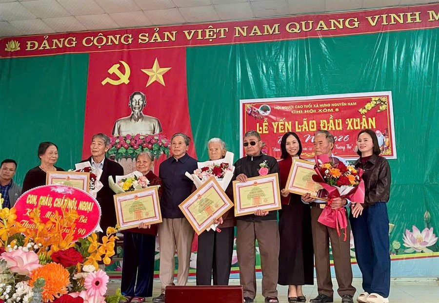 Các cụ ông, cụ bà rạng rỡ nhận lời chúc sức khỏe đầu năm, lan tỏa nét đẹp truyền thống “kính lão trọng thọ”