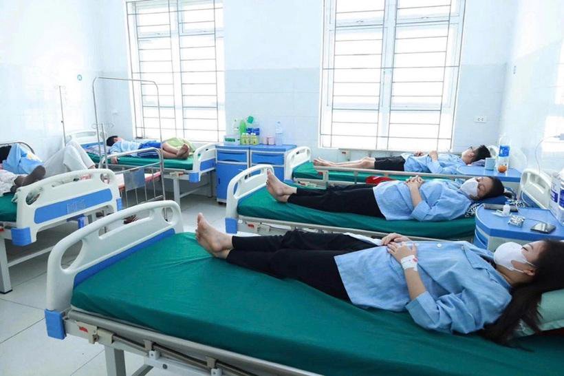 Hàng chục người nhập viện sau khi ăn bánh mì mua tại tiệm bánh mì Quỳnh