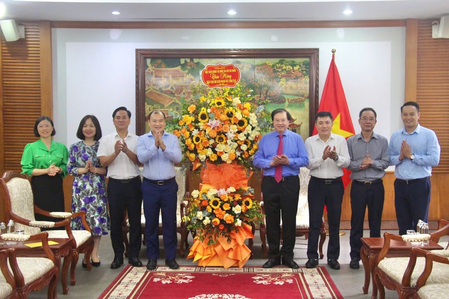 Phó Giám đốc Thường trực Học viện Chính trị Quốc gia Hồ Chí Minh Lê Hải Bình tặng hoa chúc mừng Bộ VHTTDL