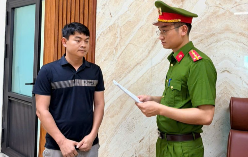 Cơ quan Cảnh sát điều tra Công an tỉnh Phú Thọ tống đạt quyết định khởi tố bị can đối với Nguyễn Văn Bình. Ảnh: Công an