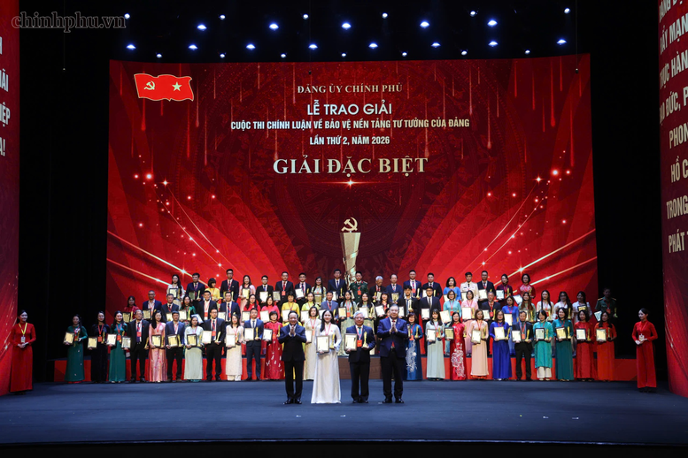 Tối 20.8.2026, tại Hà Nội, Đảng ủy Chính phủ tổ chức Lễ trao giải Cuộc thi chính luận về bảo vệ nền tảng tư tưởng của Đảng trong Đảng bộ Chính phủ lần thứ 2, năm 2026. Ảnh: chinhphu.vn