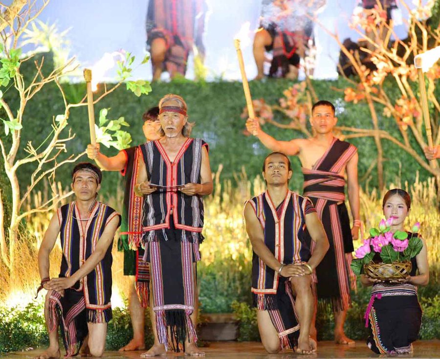 Ông Siu Tua đọc lại bức thư của Chủ tịch Hồ Chí Minh gửi đến Đại hội các dân tộc thiểu số miền Nam tại Pleiku
