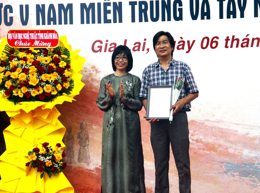 Bà Nguyễn Thị Thanh Lịch, Phó Chủ tịch UBND tỉnh Gia Lai trao giải A cho tác phẩm “Nở trong cấu trúc” của tác giả Lê Trọng Nghĩa