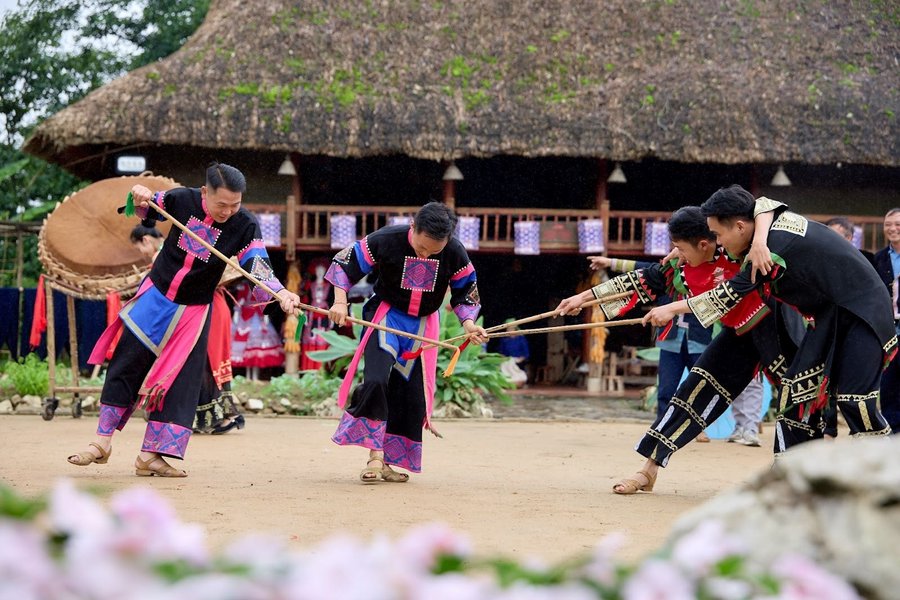 Bản Mây bừng sức sống với điệu múa, tiếng khèn và sắc phục đồng bào vùng cao. Ảnh minh họa