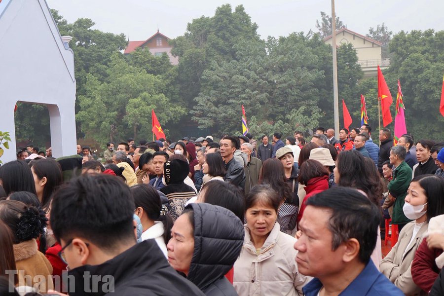 Bày tỏ niềm xúc động, ông Nguyễn Đức Tín (69 tuổi) cho rằng, việc đình làng Quế Ổ được khôi phục khang trang, quy mô là niềm tự hào lớn của người dân địa phương. Từ đạo lý uống nước nhớ nguồn, ông Tín mong lớp trẻ quê hương Quế Ổ tiếp tục trân trọng, gìn giữ và phát huy những giá trị truyền thống tốt đẹp của cha ông, để đình làng thực sự trở thành điểm tựa tinh thần cho các thế hệ mai sau. Ảnh: Thanh Giang