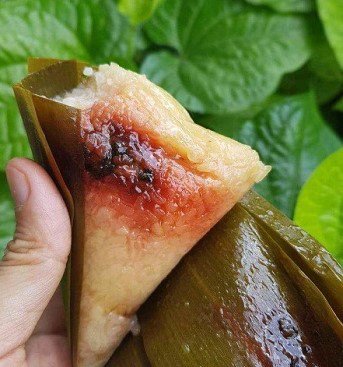 Trong tiếng Tày, “coóc mò” nghĩa là sừng bò, đúng với hình dáng chóp nhọn của chiếc bánh