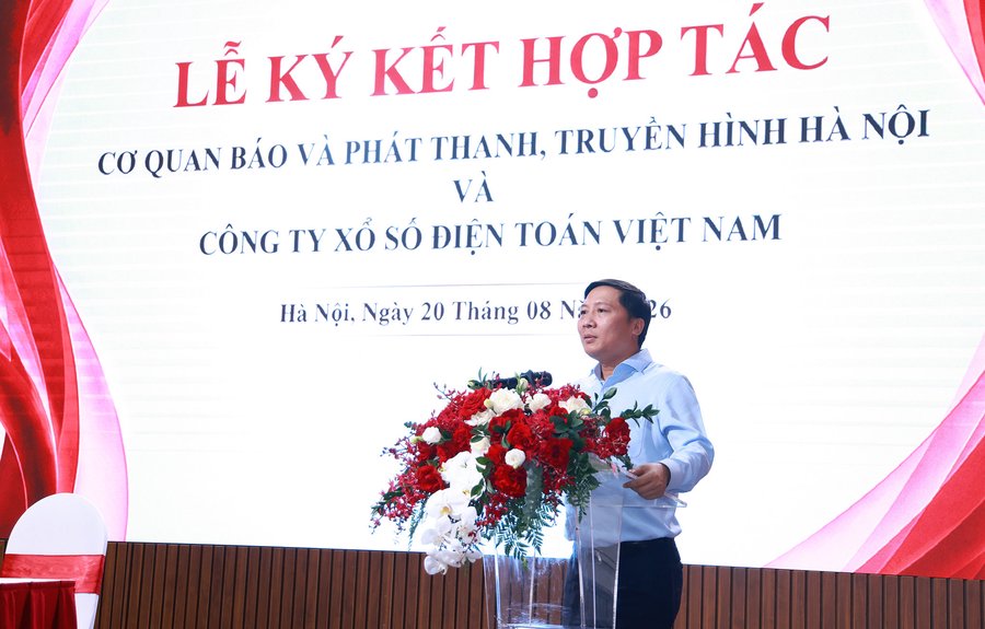 Ông Nguyễn Thanh Liêm, Thành ủy viên, Bí thư Đảng ủy, Giám đốc Cơ quan Báo và Phát thanh, Truyền hình Hà Nội phát biểu tại lễ ký kết. Ảnh: Văn Tuyến