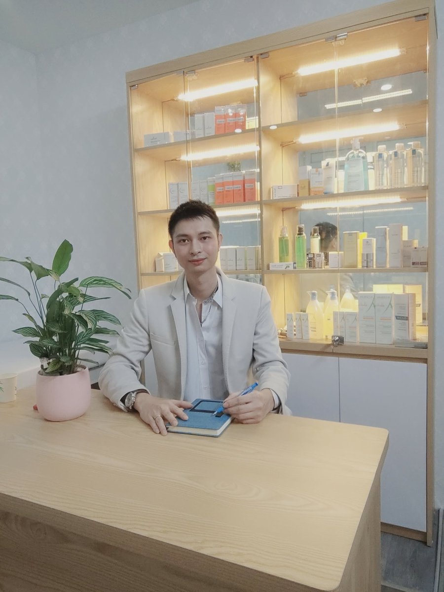 DS Khuê Vũ chia sẻ nguyên nhân bị mốc trắng mắt khi bôi kem chống nắng và giải pháp đi kèm. Ảnh: DSCC