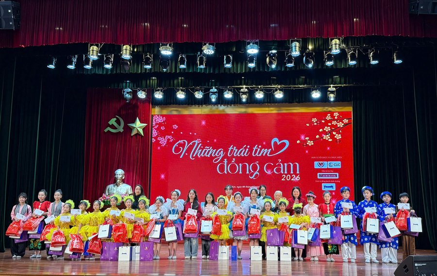 Các cháu thiếu nhi tại chương trình