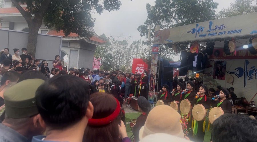Đông đảo nhân dân và du khách thập phương về dự hội