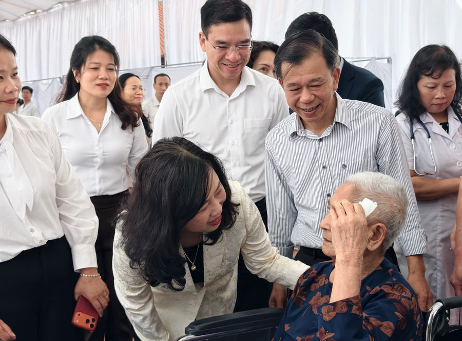 Bộ trưởng Bộ Y tế Đào Hồng Lan đi thăm và động viên người dân tới khám