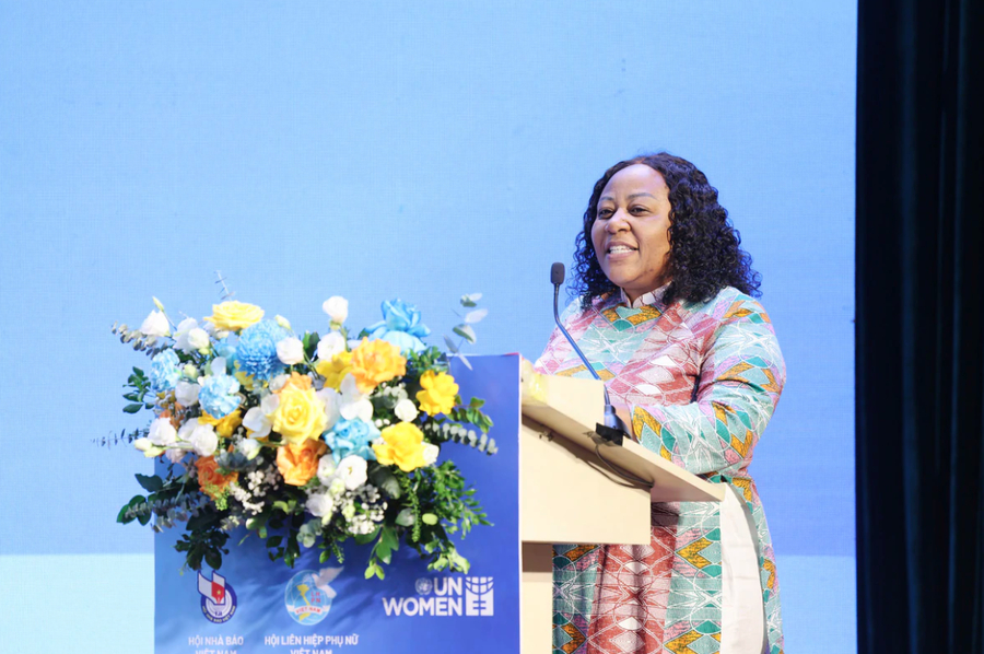 Bà Caroline Nyamayemombe, Trưởng đại diện UN Women tại Việt Nam phát biểu tại lễ trao giải