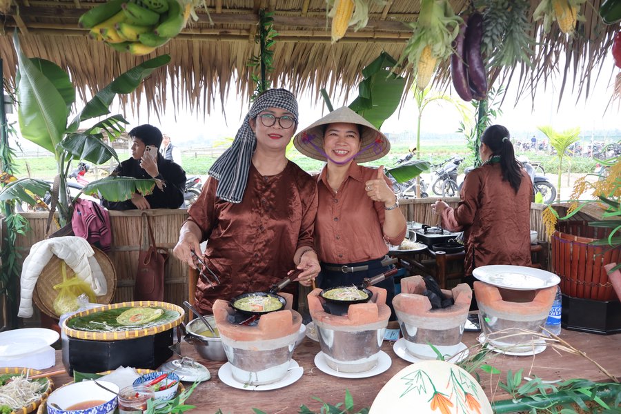 Không gian chợ quê với những món ăn dân dã, đậm vị "nhà nông"