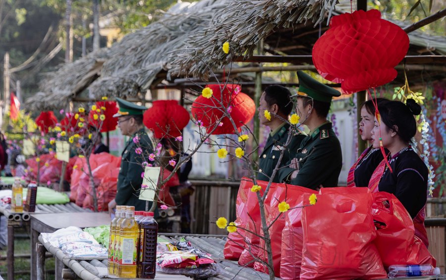 Những gian hàng mùa Xuân là lương thực, thực phẩm và đồ dùng cho cá nhân, sinh hoạt... được Bộ đội Biên phòng phối hợp với các nhà hảo tâm chuẩn bị tặng cho bà con