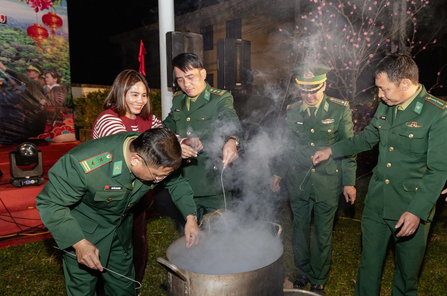Những chiếc bánh chưng được làm từ hội thi dân gian sẽ tặng cho bà con dân bản