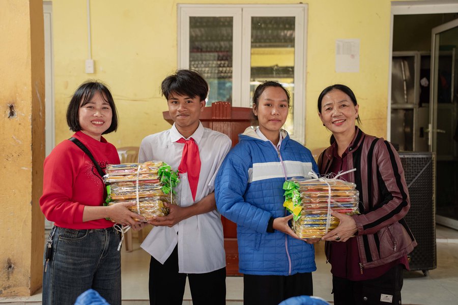 Tặng quà cho các em học sinh