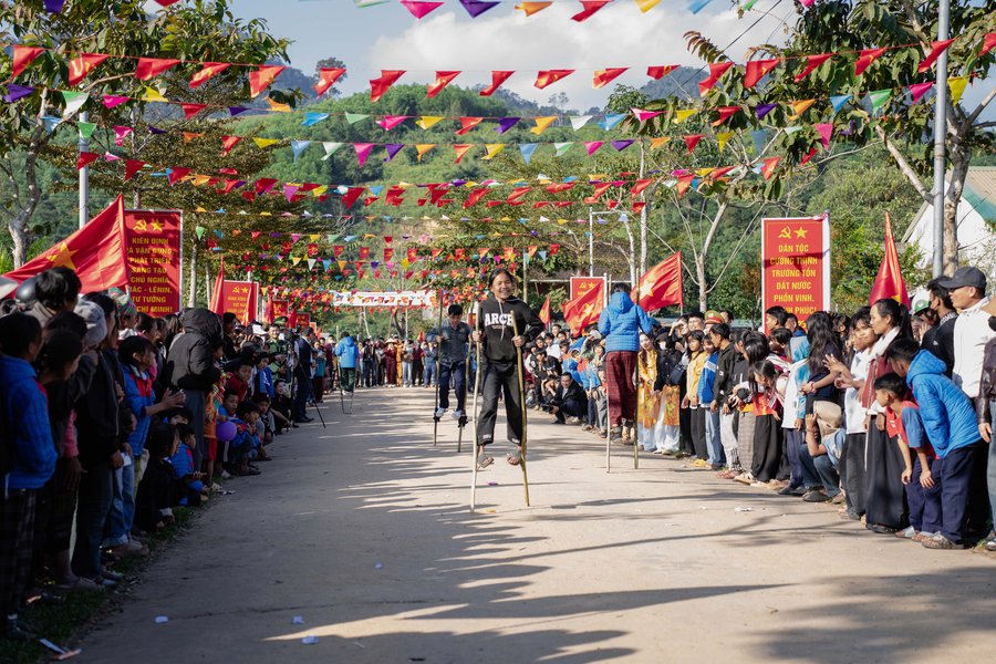 Bên cạnh những món quà ý nghĩa, một lễ hội dân gian được tổ chức tại chương trình "Xuân Biên phòng" với những trò chơi đi cà kheo