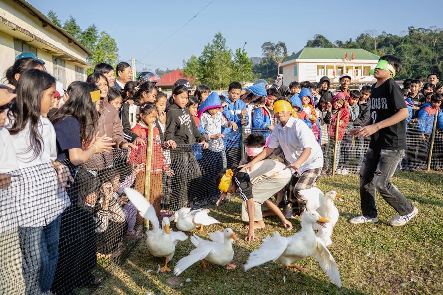 Trờ chơi bịt mắt bắt vịt thú vị
